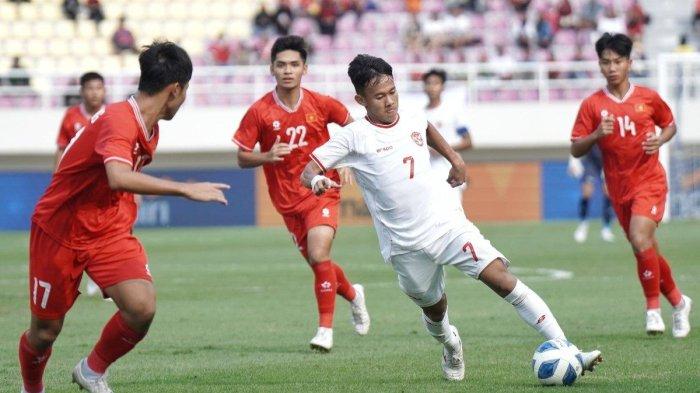 Pesepak bola Timnas Indonesia, Muhammad Zahaby Gholy (kanan) dan Lucas Raphael Lee (kiri) mengadang pesepak bola Vietnam dalam pertandingan Timnas Indonesia vs Vietnam pada ajang ASEAN U-16 (Piala AFF) Boys Championship 2024 di Stadion Manahan, Solo, Rabu (3/7/2024) sore.