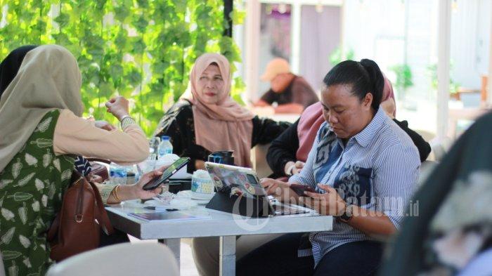 PELATIHAN KEWIRAUSAHAAN - Para peserta yang belum memiliki legalitas berusaha, langsung dibuatkan NIB, difasilitasi Disperindagkop UKM Kabupaten Lingga, Provinsi Kepri, lewat pelatihan kewirausahaan, Rabu (9/7/2025).