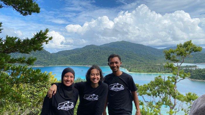 Tour Guide & TIC Anambas, Gusdi Munandar saat membawa wisatawan asal Singapura ke Pulau Ayam, Kecamatan Jemaja Timur belum lama ini. Pulau ini menjadi satu di antara destinasi wisata Kepri di Anambas.