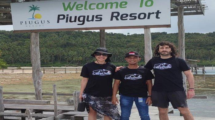 Tour Guide atau pemandu wisata Jemaja, Gusdi Munandar saat memandu sejumlah wisatawan asing menikmati pesona Pulau Piugus, di Kabupaten Anambas, Provinsi Kepri, Senin (23/1/2023). 