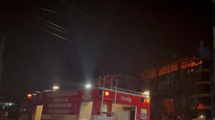 Petugas Damkar Kota Jambi melakukan pemadaman kantor Jek TV di Jalan Pattimura Kota Jambi yang terbakar pada Minggu (27/10/2024) dini hari.