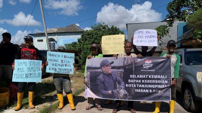 Sejumlah petugas kebersihan menyambut kedatangan eks Pj Walikota Tanjungpinang, Hasan, Sabtu (3/8/2024).