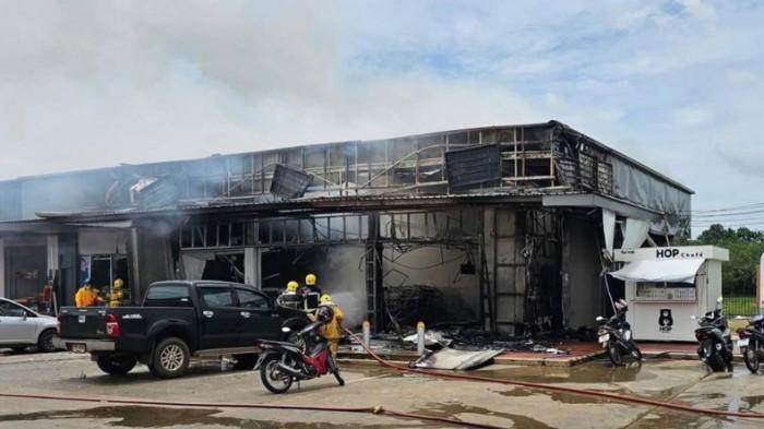 KONFLIK THAILAND-KAMBOJA - Petugas pemadam kebakaran memadamkan api di sebuah toko swalayan di kompleks SPBU PTT di Ban Phue, Tambon Nong Ya Lat, Distrik Kantharalak, Si Sa Ket, Thailand, setelah serangan Kamboja di tempat tersebut pada hari Kamis (24/7/2025).
