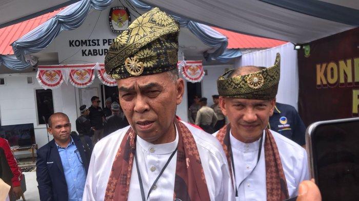 PILKADA NATUNA 2024 - Petahana Wan Siswandi dan Rodhial Huda di depan kantor KPU Natuna setelah mendaftar ikut Pilkada, Selasa (27/8/2024).