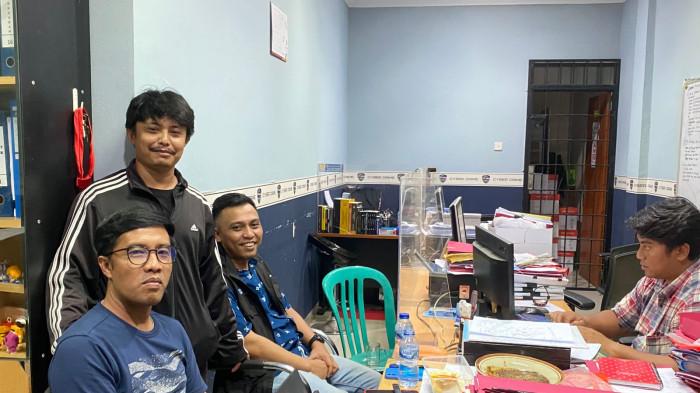 ORDERAN FIKTIF - Pimpinan Redaksi (Pimred) Tribun Batam, Prawira Maulana (paling kanan) didampingi pengurus AJI Batam membuat laporan order fiktif ke Subdit Cyber Ditreskrimsus Polda Kepri, Selasa (29/7/2025).