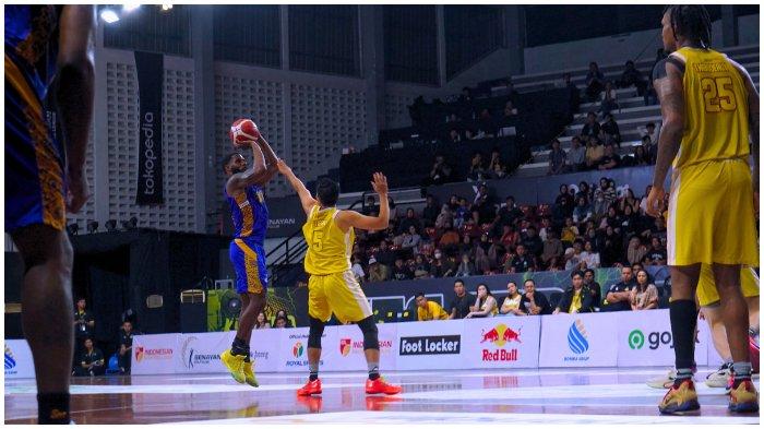 playmaker Satria Muda Pertamina, Reynaldo Garcia Zamora melakukan tembakan tiga angka saat melawan Kesatria Bengawan Solo, pada Senin (15/7/2024).