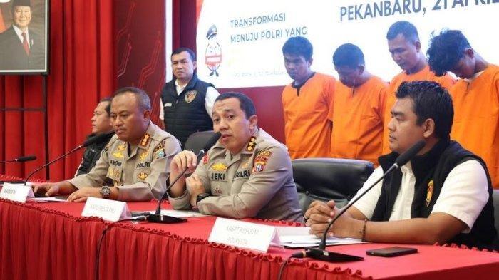 DEBT COLLECTOR KEROYOK WANITA - Polda Riau melakukan konfrensi pers, Senin sore (21/4/2025) terkait penganiayaan sesama debt collector yang terjadi di halaman Mapolsek Bukit Raya Pekanbaru.