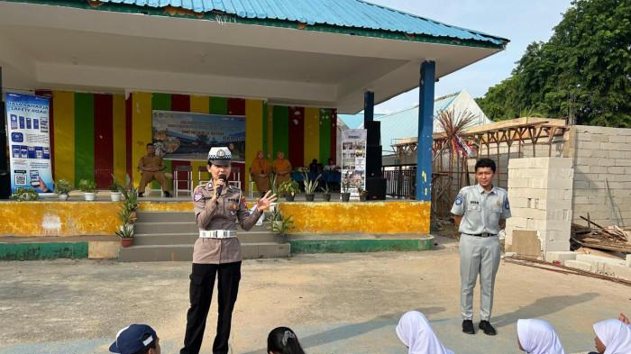 EDUKASI KE PELAJAR - Anggota Satlantas Polresta Barelang saat memberikan sosialisasi tertib lalu lintas lewat program Police Go To School di SMP Negeri 12 Batam, Senin (21/7/2025).