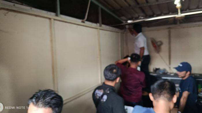 PENEMUAN MAYAT DI BATAM - Polisi dan Tim Inafis Polresta Barelang saat oleh TKP penemuan mayat pria di Batam dalam kios konter HP di kawasan Bengkong Sadai, Minggu (20/7/2025)
