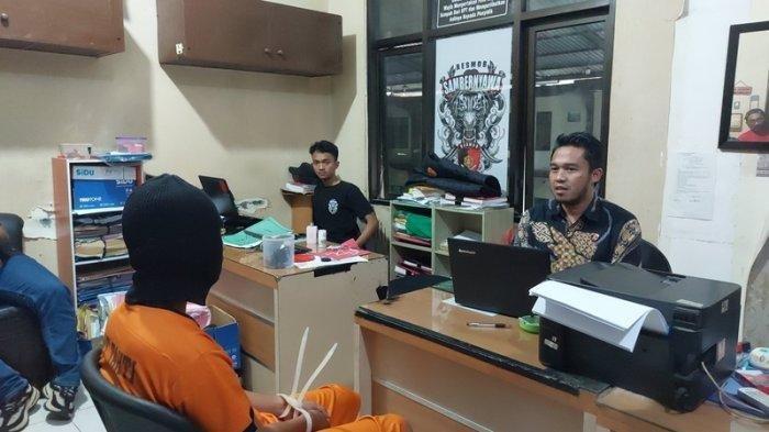 PEMERIKSAAN - Polisi meminta keterangan pelaku pembunuhan, Joko Nur Setiawan di Mapolres Wonogiri, Jumat (2/5/2025) siang. Beberapa fakta terungkap dalam kasus jenazah wanita dikubur dan ditimpa cor tersebut.