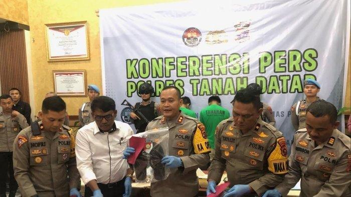 KRONOLOGI PEMBUNUHAN CNS - Polisi menunjukan barang bukti pembunuhan CNS (15), pelajar MTsN yang ditemukan tewas dalam karung di Tanah Datar, Sumbar, Kamis (27/2/2025).  Berikut ini adalah kronologi lengkap pembunuhan Cinta Novita Sari (CNS) siswi MTsN di Kabupaten Tanah Datar, Sumatera Barat.