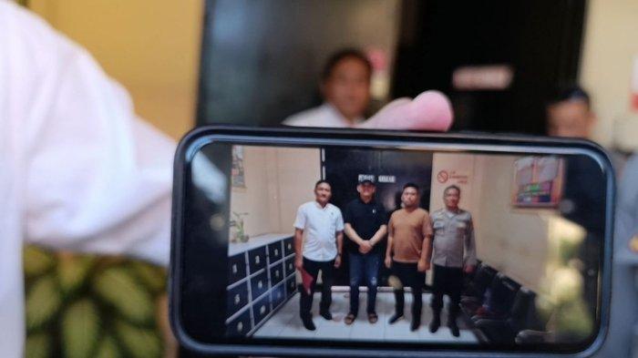 Polisi menunjukan foto penerimaan dua tahanan di Polda NTB terkait kasus kematian Brigadir Nurhadi.