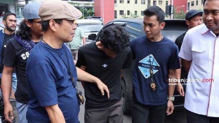PEMBUNUHA IBU DAN ANAK DITANGKAP - Polisi akhirnya meringkus pembunuh ibu dan anak di Tambora, Jakarta Barat yang jasadnya ditemukan di dalam toren air rumah korban. Polisi sudah mengamankan pelaku pembunuhan keji tersebut saat mencoba melarikan diri ke Banyumas, Jawa Tengah, pada Minggu (9/3/2025).