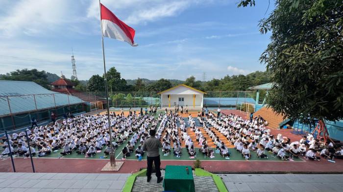 PEMBEKALAN MATERI - Polsek Sekupang memberikan pembekalan materi bahaya narkoba dan moralitas kepada siswa SMAN 4 Batam.