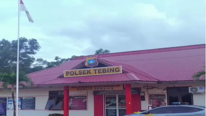 PEMBUNUHAN DI KARIMUN - Tangkap layar akun Instagram @polsektebing10 yang diunggah 19 Februari 2025. Polisi masih memburu suami siri Ma, seorang wanita yang ditemukan terkapar bersimbah darah samping area parkir SMAN 1 Karimun, Senin (21/7/2025) pagi. Pria berinisial Ar itu diduga pelaku pembunuhan wanita di Karimun itu.