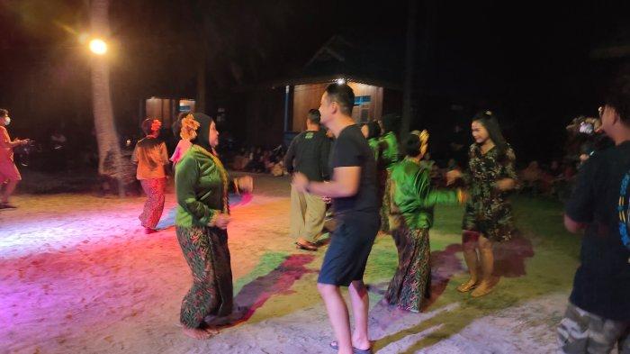 JOGET DANGKONG DI LINGGA - Penampilan Joget Dangkong di Pulau Benan, Kabupaten Lingga, Provinsi Kepri saat mengibur pengunjung wisatawan beberapa tahun lalu.