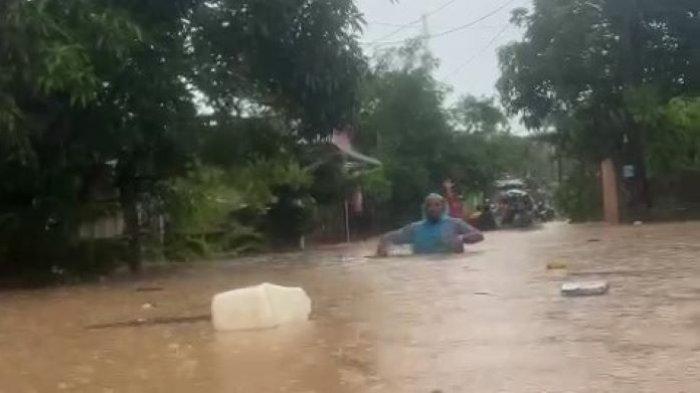 BANJIR DI BATAM - Warga Tembesi Tower, Kecamatan Sagulung, Kota Batam, Provinsi Kepulauan Riau (Kepri) saat menghadapi banjir, Rabu (25/9/2024).