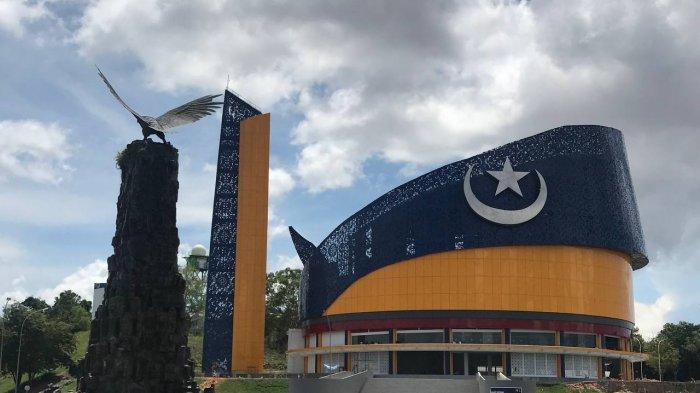 Potret depan bangunan Masjid Tanjak di Bandara Hang Nadim Batam, Provinsi Kepulauan Riau (Kepri).