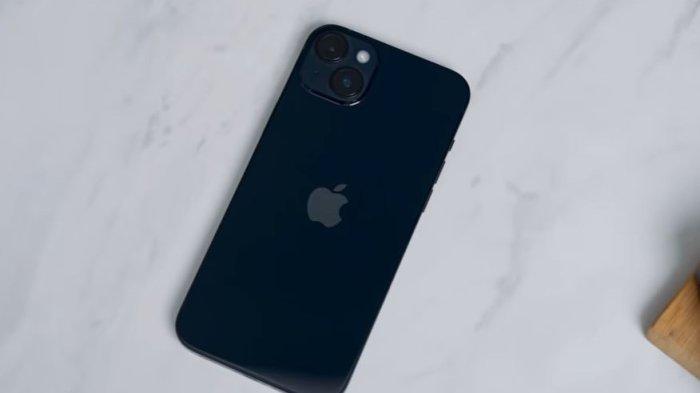 Potret iPhone 14 Plus dengan warna hitam.