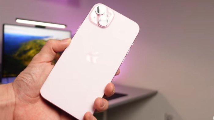 Potret iPhone 15 Plus dengan warna Pink.