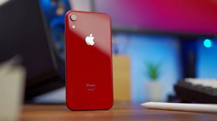 Potret iPhone XR dengan varian warna merah.