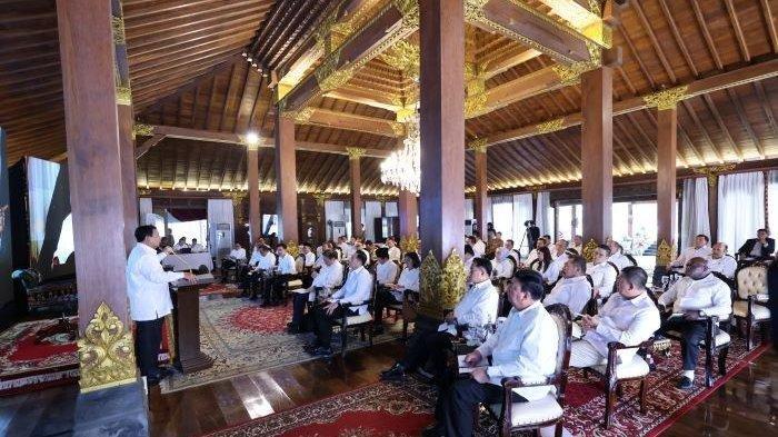 Presiden RI terpilih, Prabowo Subianto mengumpulkan para calon anggota kabinet di Padepokan Garuda Yaksa, Hambalang, Bogor, Jawa Barat, Rabu (16/10/2024).