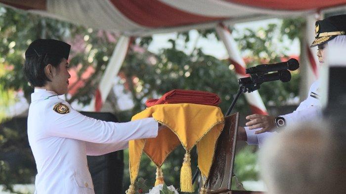 Manuela Gracia saat bertugas pembawa baki bendera merah putih di upacara HUT RI ke-78 di alun-alun Engku Putri, Kamis (17/8/2023).
