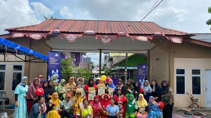 bersama Ibu-Ibu dan anak-anak di Perumahan Griya Prima, Batuaji RT 001 RW 014