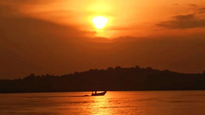 Wisata Batam - Panorama senja di tengah laut Kecamatan Bulang, Kota Batam.