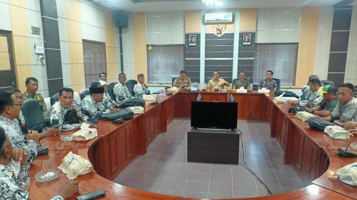HONORER - Penjaga sekolah, Pesuruh sekolah, dan Pramubakti saat mengadukan nasib ke DPRD Kabupaten Karimun lantaran tidak lulus administrasi PPPK. Kini mereka lega dapat mengikuti tes PPPK di Batam