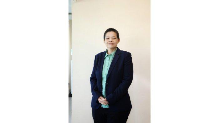 Dengan senyum penuh arti, Quek Choon Yen melangkah percaya diri — simbol kekuatan, harapan, dan awal baru setelah melawan kanker.