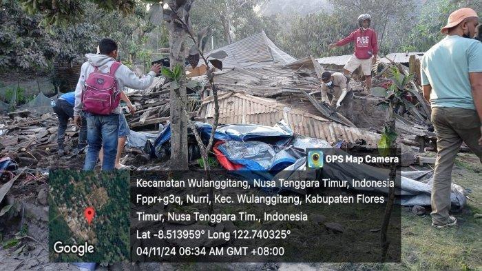 RUMAH ROBOH - Rumah roboh akibat diterpa lahar panas gunung Lewotobi di Flores Timur NTT, Senin 4 November 2024.