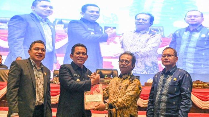Gubernur Kepri Ansar Ahmad hadir pada Rapat Paripurna dalam rangka pengambilan keputusan terhadap Rancangan Peraturan Daerah (Ranperda) tentang Pertanggungjawaban Pelaksanaan APBD Provinsi Kepri  Tahun Anggaran (TA) 2023