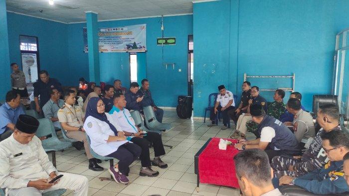 PERSIAPAN MUDIK LEBARAN DI LINGGA - Dishub Lingga dan stakeholder terkait, bahas persiapan mudik lebaran di Pelabuhan Jagoh, Kecamatan Singkep Barat, Kabupaten Lingga, Provinsi Kepri, Selasa (11/3/2025). Pertemuan dilakukan untuk mengantisipasi kepadatan di area pelabuhan saat mudik lebaran tahun ini.