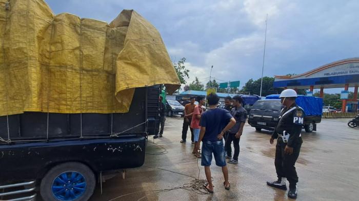 RAZIA  - Petugas gabungan dari POMAD dan Bea Cukai melakukan operasi pengawasan barang dari Batam di Pelabuhan ASDP Tanjunguban, Bintan pada Minggu (20/7/2025).