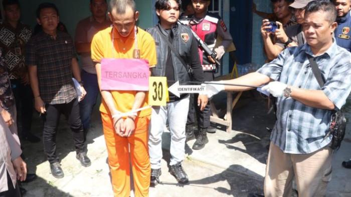 PEMBUNUHAN ANAK DI KARIMUN - Doni alias Rajab (25), tersangka pembunuhan balita dua tahun di Karimun saat rekonstruksi di Jalan Telaga Tujuh, Kelurahan Sungai Lakam Barat, Kecamatan Karimun, Jumat (18/7/).