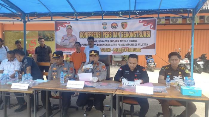 REKONSTRUKSI PEMBUNUHAN DI BATAM - Kapolresta Barelang, Kombes Pol Zaenal Arifin hadir saat rekonstruksi kasus pembunuhan  wanita asal Trenggalek di salah satu penginapan di Sagulung, Batam, Kamis (31/7/2025)