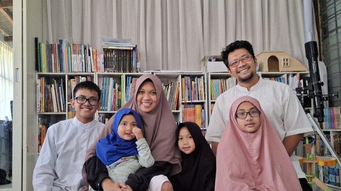 Potret foto Keluarga, Reyyan (baju putih), ibu Rizkabella, Seruni Raudah (anak ke 5), Rania Hasyabrina (anak ke 4), Deraya Hasyabrina (anak ke 3), dan sang ayah Dody Apriyanto.