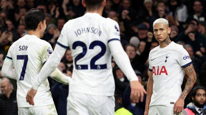 Tottenham Hotspur Menang - Striker Tottenham Hotspur asal Brazil Richarlison (kanan) selebrasi dengan Son Heung-min dari Korea Selatan dan Brennan Johnson dari Wales usai cetak gol ke gawang Newcastle United, Minggu (10/12/2023). Tottenham menang 4-1 atas Newcastle United pada laga ini.