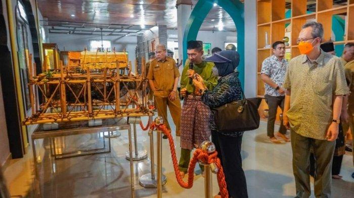 Potret Rombongan Kementerian PPN/Bappenas berkunjung ke Museum Linggam Cahaya, Daik, Kecamatan Lingga, Kabupaten Lingga, Provinsi Kepri beberapa waktu lalu.