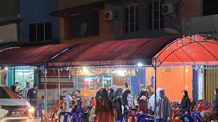 RUMAH DUKA - Rumah duka M Khadafi di Blok D pertokoan Shoping Center Bengkong, Batam, terpasang tenda dan kursi berjejer, Senin (30/6/2025) malam