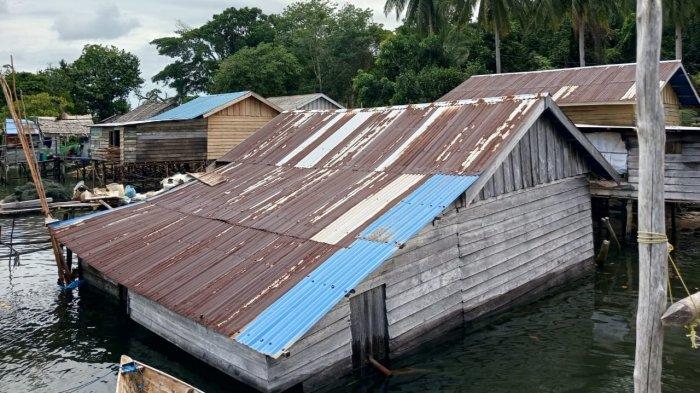 Rumah warga Desa Pulau Duyung, Kecamatan Katang Bidare, Kabupaten Lingga, Provinsi Kepri roboh dan jatuh ke laut, Rabu (25/12/2024).