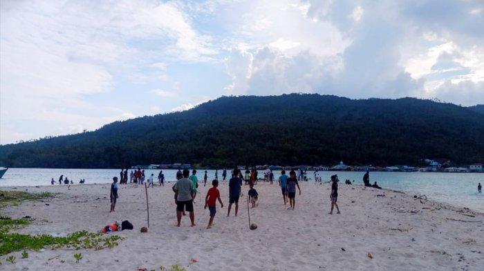 Suasana keramaian di Pulau Setanau pada momen Libur Lebaran belum lama ini.