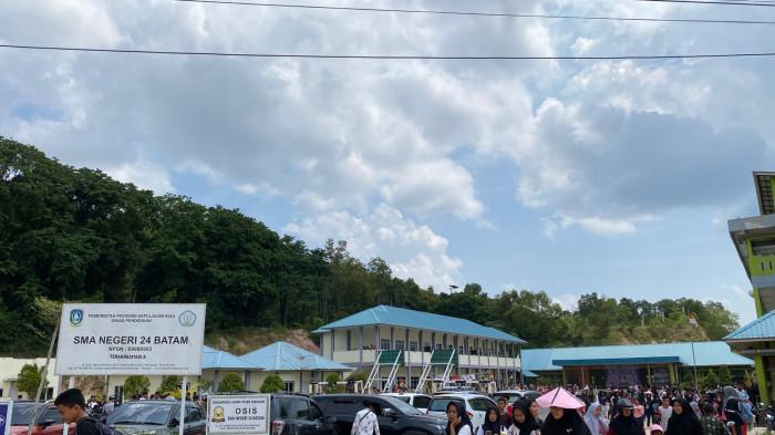GURU PNS BATAM BIKIN LAPORAN FIKTIF - SMAN 24 Batam di Kelurahan Tanjung Riau, Kecamatan Sekupang, Kota Batam, Provinsi Kepri, Sabtu (26/7/2025).