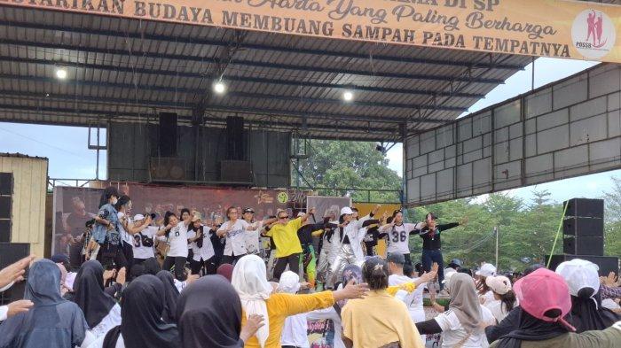 ZUMBA - Ratusan peserta antusias mengikuti Zumba Party dalam rangkaian Tahun Baru 2025 bersama ZIN Arnytha Panjaitan di Lapangan SP Plaza, Batuaji Batam. Meski sempat gerimis hingga diguyur hujan, semangat para peserta tak surut dalam mengikuti gerakan instruktur