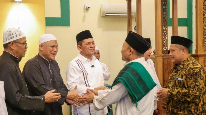 RAMADHAN DI BATAM - Gubernur Kepulauan Riau (Kepri), Ansar Ahmad menghadiri Safari Ramadhan di Masjid Amanatul Ummah, Perumahan Duta Mas, Kelurahan Baloi Permai, Kecamatan Batam Kota, Minggu (7/4) malam.