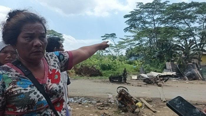 Saksi mata, Martina Lusianti Galingging (53) saat menjelaskan kronologi kejadian.