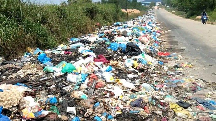LAUTAN SAMPAH - Jalan kawasan industri galangan kapal Dapur 12 Sagulung menjadi lautan sampah, Rabu (28/5/2025).