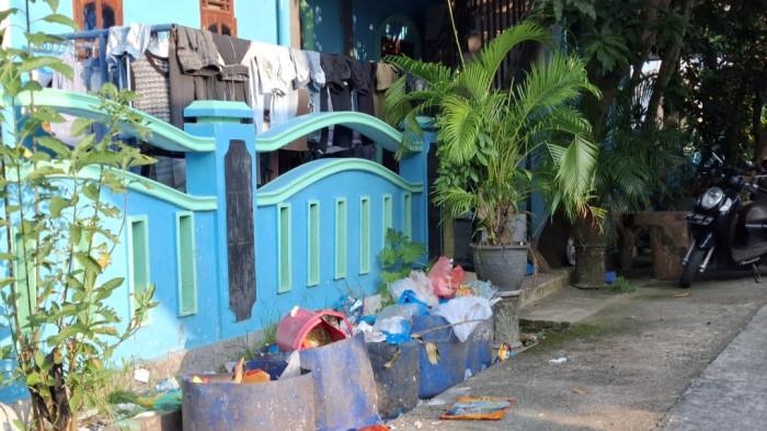 SAMPAH DI BATAM - Potret sampah milik warga Batam yang lama diangkut petugas DLH Batam, Rabu (30/7/2025)