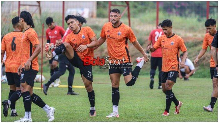 Sandi Samosir (kiri) dan Marko Simic (kanan) sedang berlatih di Lapangan Nirwana Park, Sawangan, Jawa Barat, Sabtu (21/10/2023).
